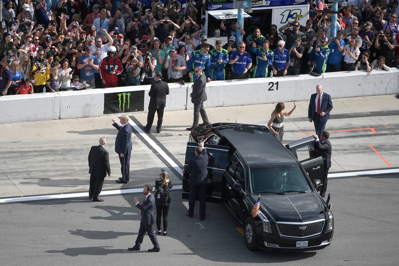 El presidente y la primera dama saludan a la fanáticada de la carrera. Se estima que en las gradas había un lleno completo de más de 100,000 personas que presenciarían la competición. A su llegada, cuenta el diario
<i><a href="https://www.nytimes.com/2020/02/16/us/politics/trump-daytona.html?smtyp=cur&smid=tw-nytimes" target="_blank">The New York Times</a></i>, la multitud le aplaudió.