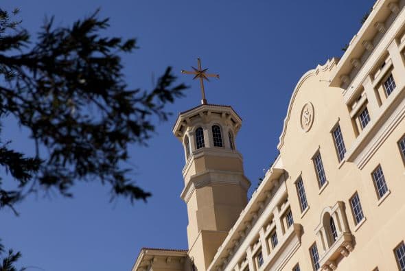 Según Buzzy Jackson , corresponsal del periódico The Boston Globe, nunca hay un buen momento para empezar una nueva religión, ya que si bien los peligros comunes que se utilizaban en el pasado incluían apedreamiento o crucifixión, los profetas de hoy en día uno se enfrentan a un nuevo obstáculo, como es la comprobación de los hechos. Jackson dice que el libro de Lawrence Wright, Going Clear " Scientology, Hollywood & Prison of Belief, es apasionante, y finalmente trágico y que lo que revea acerca de la organizac ión, cuya sede se encuentra en Clearwater, Florida, va a molestar a todo el que lo lea. En la lista de celebridades que abrazan esta religión, fundada por L. Ron Hubbard, se encuentran John Travolta, Kirstie Alley, Beck, Will Smith, and Greta Van Susteren, entre otros. Wright, ganador de un Premio Pulitzer, indica en su libro que aunque solo hay de 25,000 a 30,000 miembros activos, la iglesia tiene $1 billion en activos líquidos, una figura que eclipsa los bienes de la mayoría de las mayores religiones del mundo.