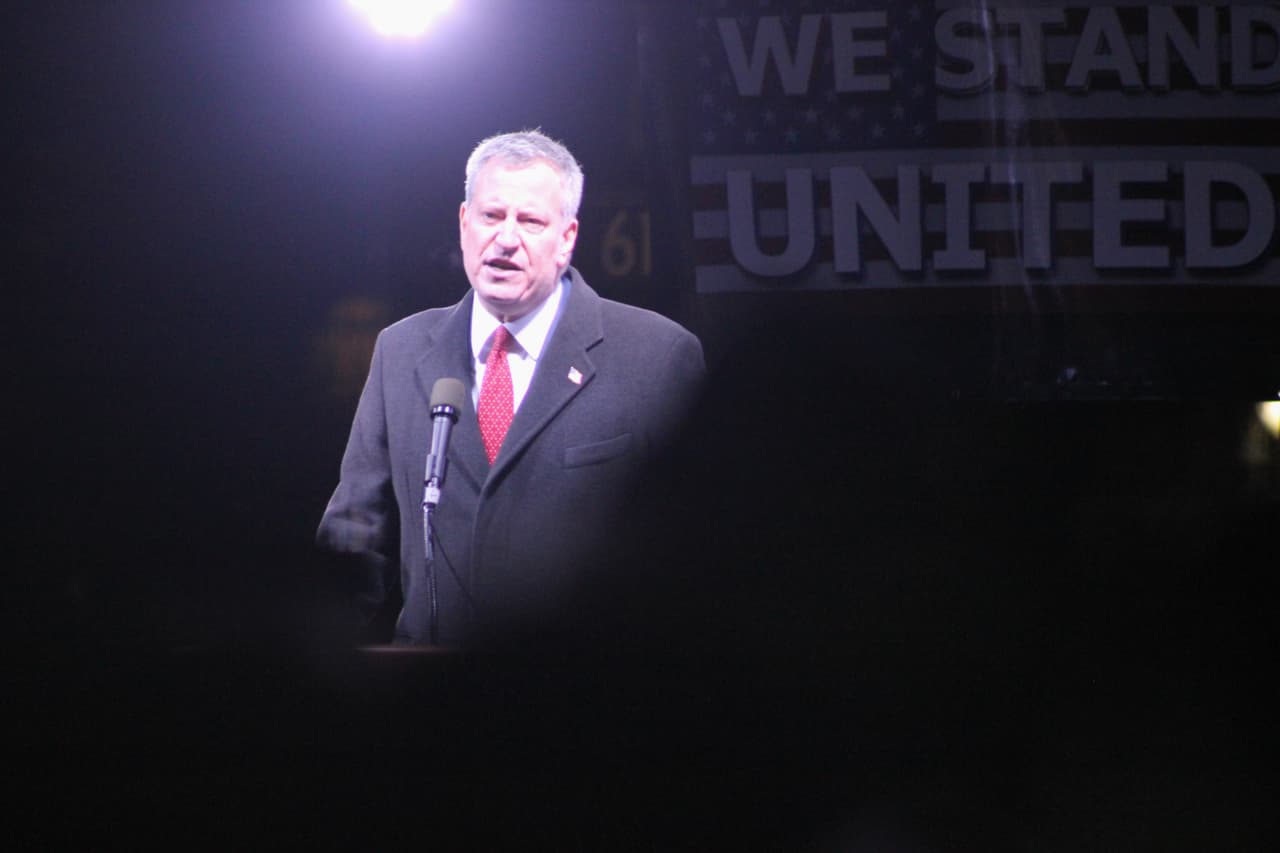 El alcalde de Nueva York Bill de Blasio aseveró que "la elección no es un final, sino un comienzo" y recordó que muchos a través del país representan los ideales de compasión y de esperanza de Estados Unidos.