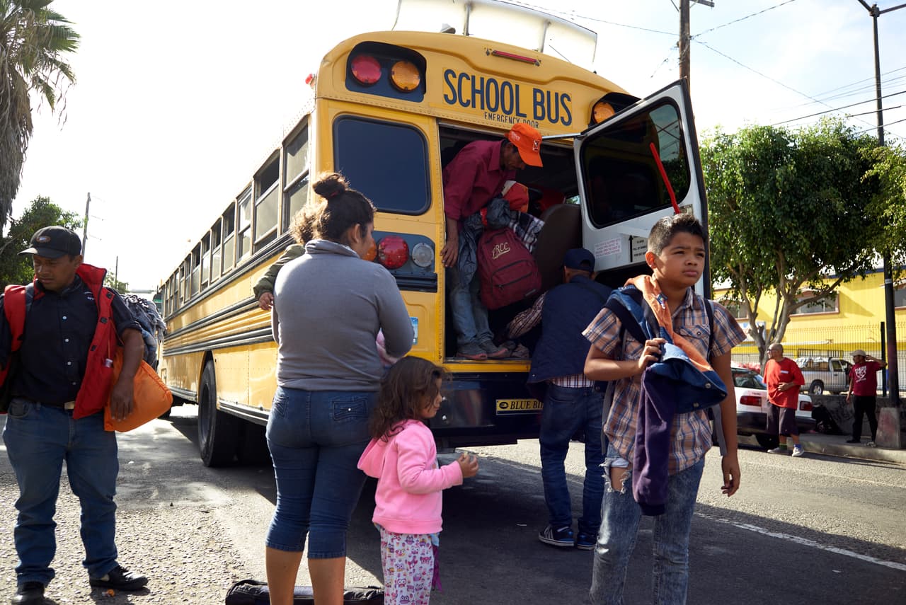 Algunos migrantes se desplazaron en un autobús escolar hasta un refugio que les ofreció desayuno gratuito en Tijuana.