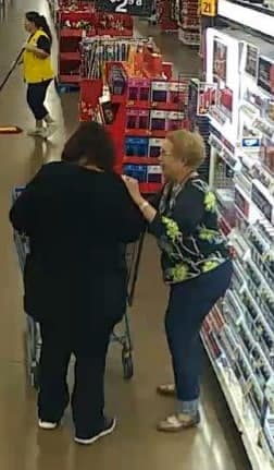 La mujer ya estaba sacando el dinero y las pertenencias de la víctima.