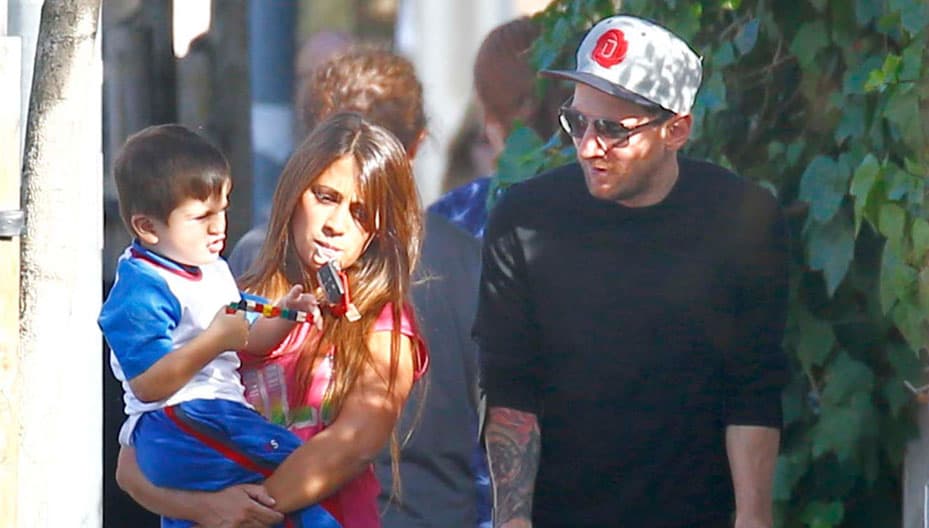 El futbolista y su esposa Antonella Roccuzzo fueron por Thiago al colegio.