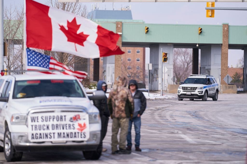 Aproximadamente unos $323 millones en bienes cruzan la frontera desde Windsor a Detroit usando el puente Ambassador, lo que lo convierte en el cruce más transitado del país.