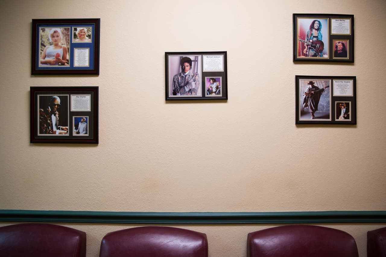 Muchas veces se confunde el concepto de dependencia con el de adicción, pero no son lo mismo. La primera es consecuencia de la adaptación del cuerpo a la exposición continua a una droga, que genera tolerancia y hace que paulatinamente se requieran mayores cantidades del medicamento para obtener el mismo efecto. Cuando se deja de tomar se experimentan 
<a href="http://www.univision.com/noticias/uso-de-drogas/este-hombre-supero-la-adiccion-a-los-opioides-sin-ayuda-algo-casi-imposible-de-lograr">síntomas de abstinencia</a>. 
<b>La adicción implica una búsqueda y uso compulsivo de la droga aunque tenga consecuencias negativas</b>. En la foto, la clínica de rehabilitación Private Clinic North en Rossville, GA, muestra algunas imágenes de celebridades que han sufrido de adicción.