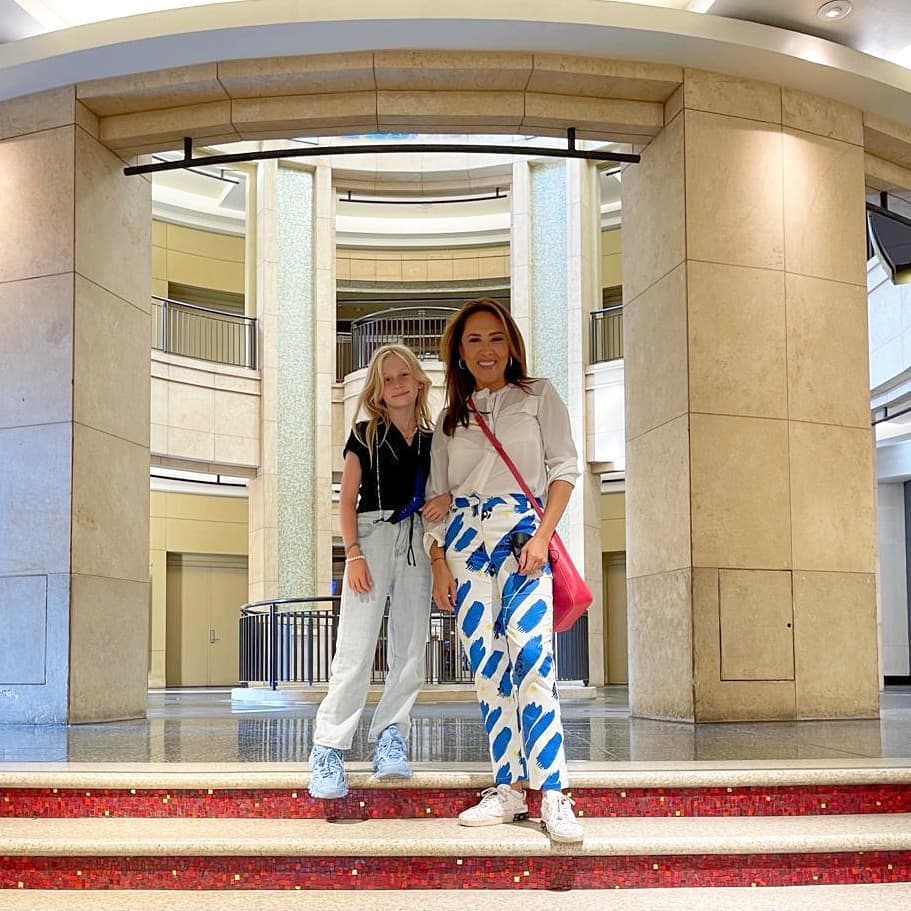 En su nueva ciudad, la presentadora se ha dado la oportunidad de explorar lugares de la mano de su hijastra y, como lo ha expresado en redes sociales, "hacerlo juntas es una bendición". 
<b>Ambas se han convertido en cómplices de aventuras.</b>