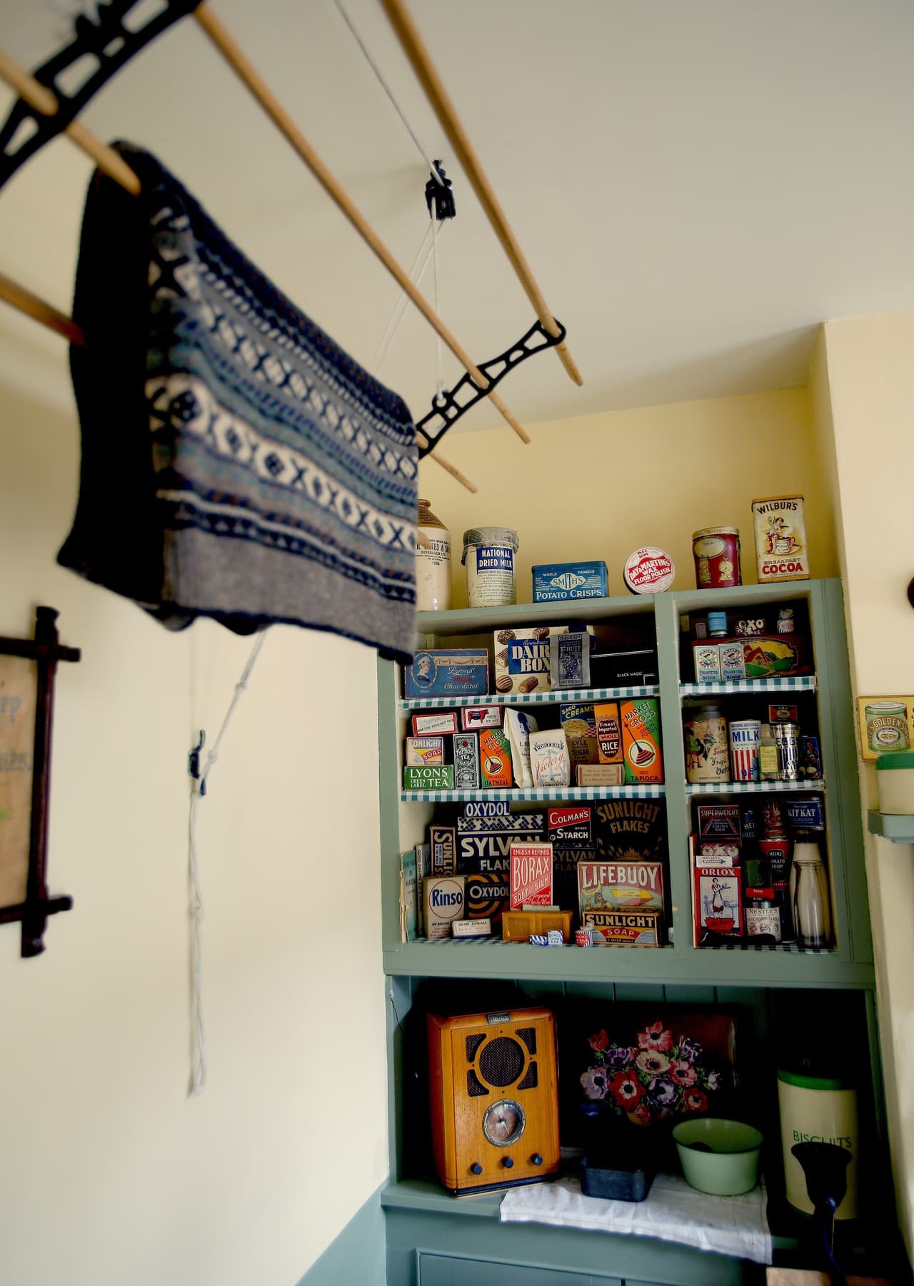 Un antiguo perchero permite colgar los suéteres de Ben.