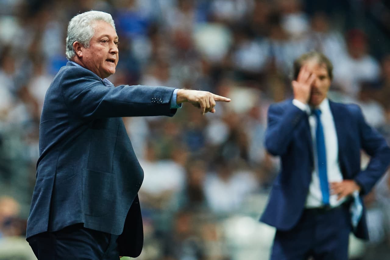 Víctor Manuel Vucetich daba instrucciones, con cierta desesperacion al no ver llegar los goles.