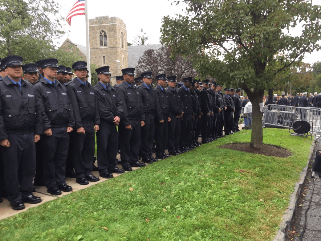 Las aceras en Yonkers repletas de bomberos durante el funeral del capitán Michael Fahy, que a sus 44 años falleció el pasado martes, tras evacuar una zona en peligro por una explosión de gas.