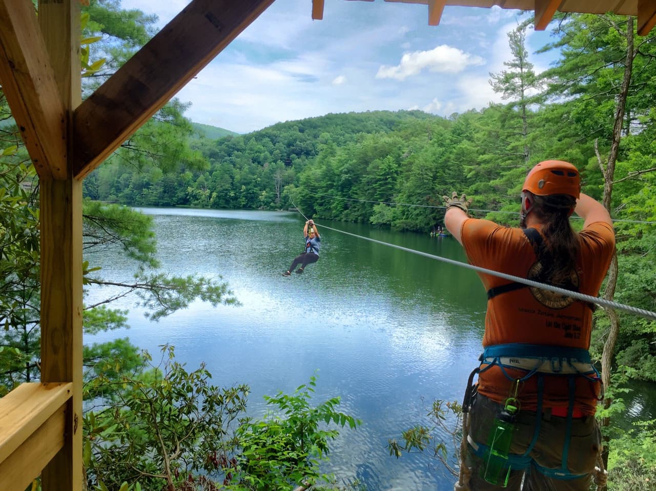 <b><a href="https://www.unicoizipline.com/">Unicoi Zip Line and Aerial Adventure Park</a></b>. El Parque Estatal Unicoi ahora tiene su propio curso de recorrido Zip Line Canopy para agregar a todas las otras aventuras geniales que uno puede experimentar localmente.
<br>
<br>
<b><a href="https://goo.gl/maps/bSRhvFy2BodwEtB37">Cómo llegar</a> </b>