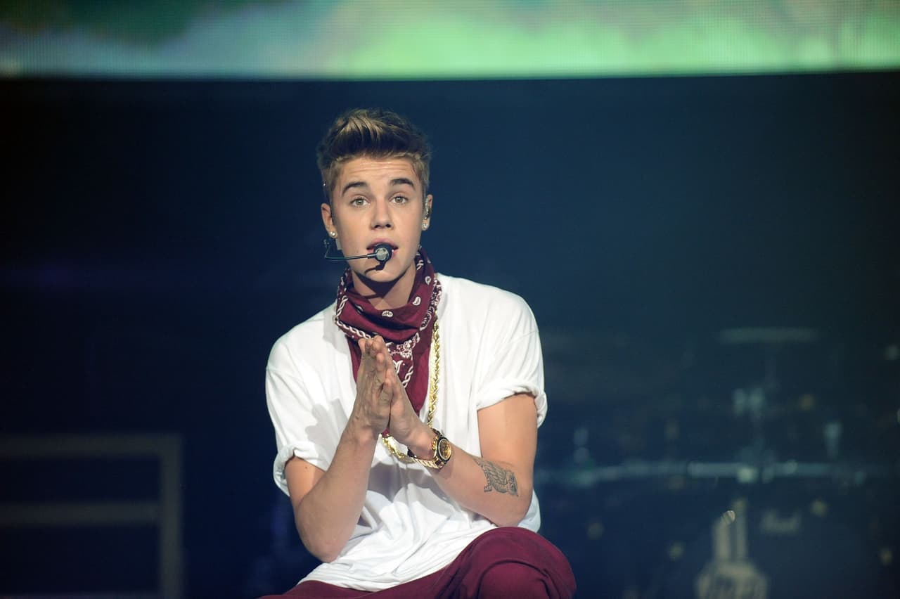 Justin Bieber rinde tributo a un amigo que murió en los ataques terroristas de París