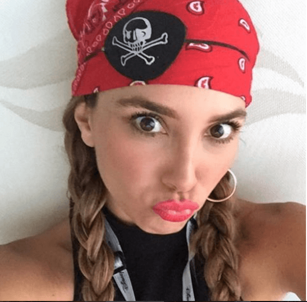 ¡Una piratita súper guapa! Elizabeth Gutiérrez así se disfrazó para seguir con la aventura por el parque de diversiones.