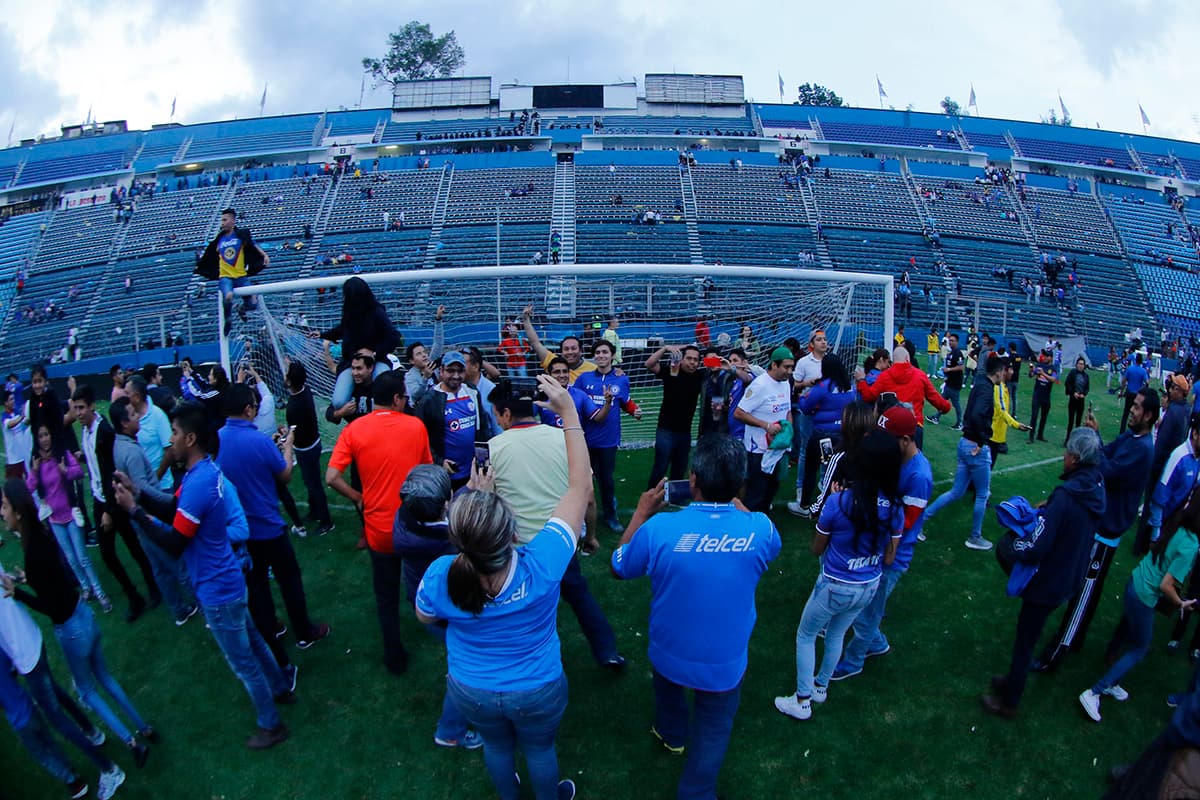 Los fanáticos se quedaron con trozos de la red y otros elementos del Estadio Azul que será demolido.