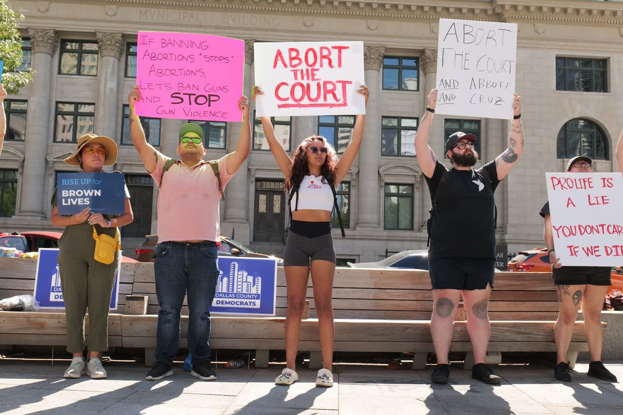 "Aborten a la corte" y "'Provida" es una mentira" son algunas de las consignas que manifestantes han expresado en el 
<b>Palacio de Justicia del Condado Tarrant</b>, en Fort Worth. Esta manifestación inició al mediodía en las calles del centro de Fort Worth.