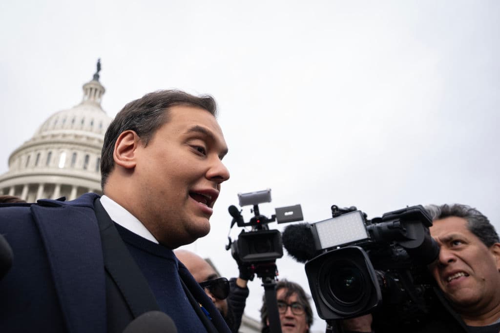 Santos 
<b>representó al tercer distrito de Nueva York</b>, pero fue
<b> expulsado de la Cámara de Representantes el 1 de diciembre de 2023</b> tras una votación de 311-114.