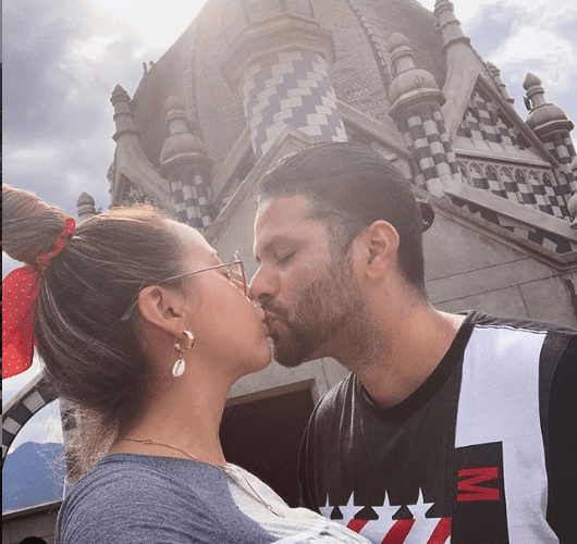 Ahora los dos están casados, felices y comprometidos con hacer crecer la marca de la LipstickFlabes. Además de tener la página, cuentan también con una marca de labiales y playeras.