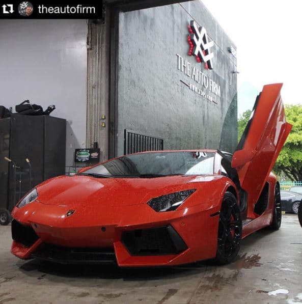 <b>William Levy</b>
<br>El año pasado recurrió a los servicios de The Autofirm, donde ha acudido a personalizar otros de sus vehículos, En esa ocasión pidió que el Aventador cambiará su tonalidad de negro mate a naranja.