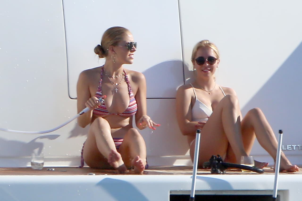 La también cantante de música pop fue captada con una amiga.