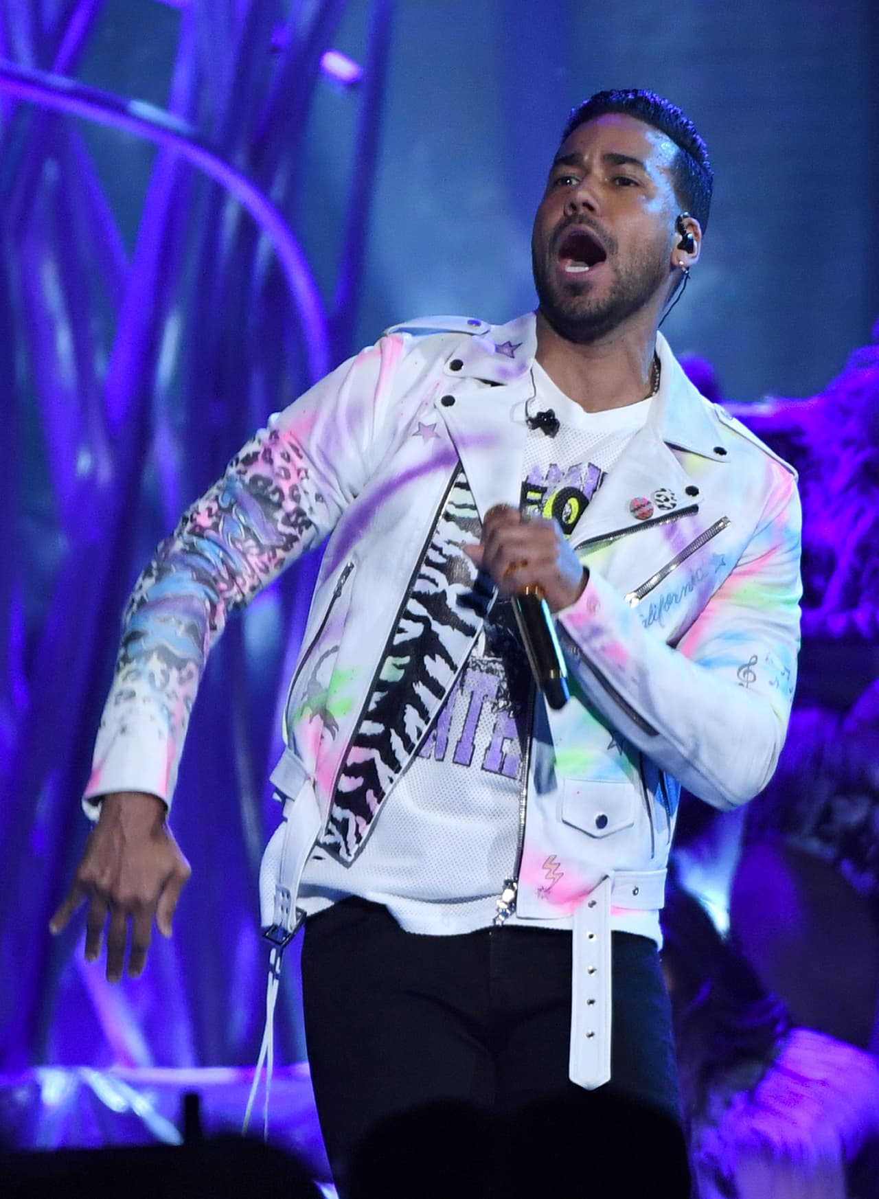 Según Billboard, en 2018 'El Rey de la Bachata' recaudó 14.8 millones de dólares, logrando la suma de 12.6 millones solo de su gira y la cantidad restante se debe a sus ventas y transmisiones de video.