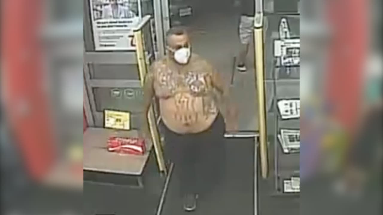 Buscan a sospechoso de robar sin camisa y a punta de cuchillo una farmacia en Houston