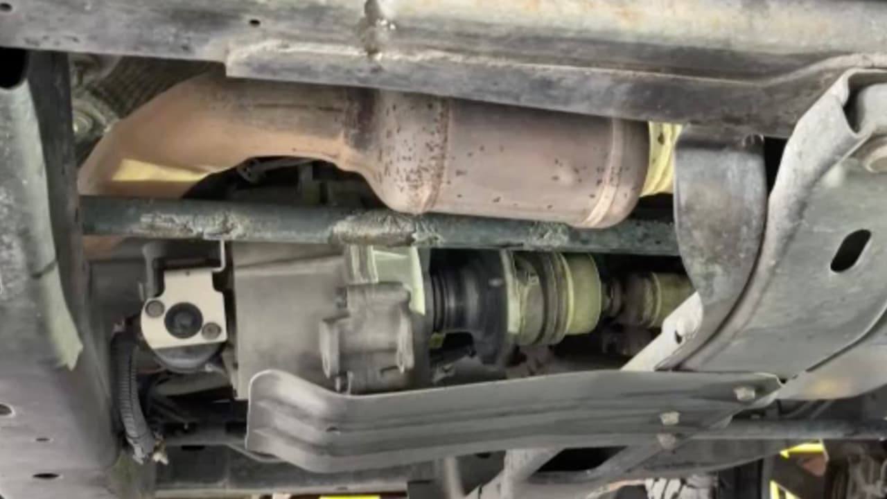 La víctima se dio cuenta que le faltaba el 
<a href="https://www.univision.com/local/houston-kxln/robo-convertidores-cataliticos-galveston">catalizador</a> y al revisar las cámaras de seguridad de la casa descubrió lo que había pasado.