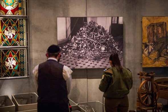 Hoy 27 de enero se conmemoran 70 años liberación de Auschwitz, el campo de concentración donde millones de seres humanos perdieron la vida por la terrible idea de exterminación de la población judía. Impresionante video #Auschwitz70 aquí Galería que la humanidad no debe olvidar.