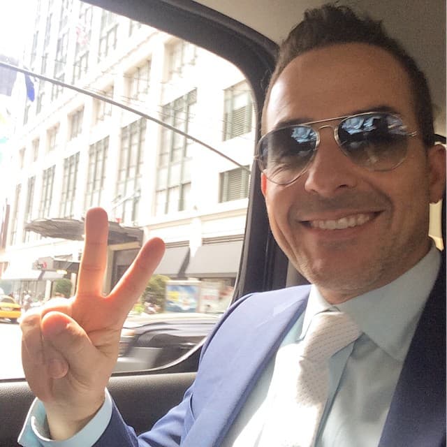 Calderón nació en la Ciudad de México y estudió teatro en Los Ángeles y Miami.