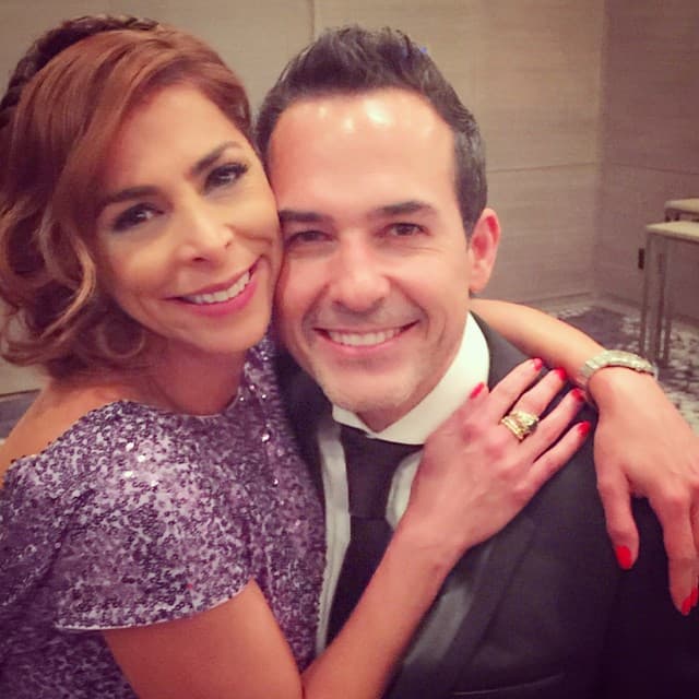 Carlos tiene gran química con los conductores del programa.