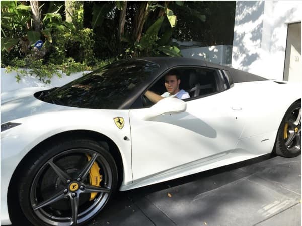 Ya podemos imaginar para qué quiere Prince Royce este lujoso carro. Y es que con una novia tan guapa hay que tratarla como reina.