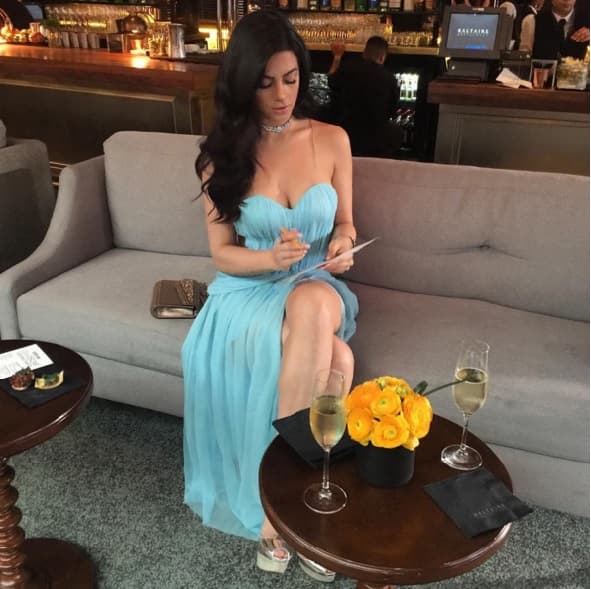 Esta bella mujer cumple 27 años y seguro los celebrará en grande.