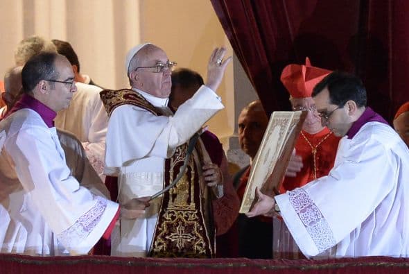 Franciso I da la bendición y reza un Ave maría.