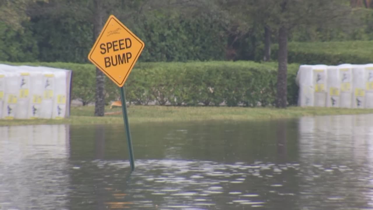 Muchos residentes han preferido quedarse en sus casas para evitar el caos ocasionado por las inundaciones.