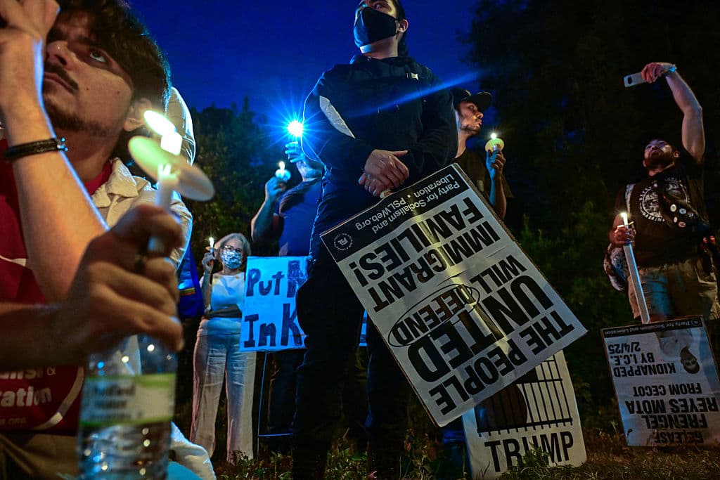 Son múltiples las denuncias contra este centro de detención de migrantes, que se alega solo tenía capacidad para 600 personas. La cifra de internos, según fuentes citadas por AP, casi se triplica. 
<b><a href="https://www.facebook.com/watch/?v=2459897857695315" target="_blank">En entrevista con Mario Vallejo, detenidos contaron lo que sufren</a></b> por falta de camas, servicios de salud y hasta sanitarios.