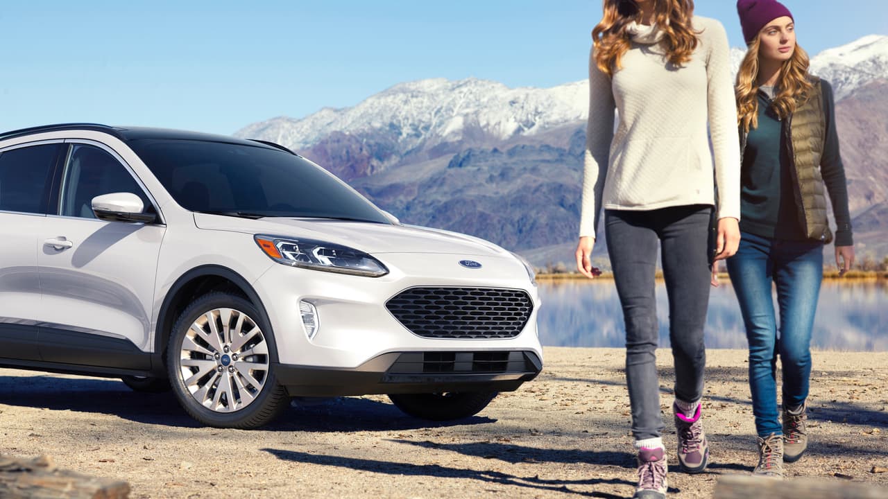 El estilo de la Ford Escape 2020 es
<b> más evolutivo que revolucionario </b>cuando se le compara con el diseño de la generación anterior. Sus líneas son más suaves y menos definidas logrando un conjunto más agradable pero también más genérico y no muy innovador. Una diferencia notable en relación al vehículo que reemplaza es la colocación de la parilla por debajo del borde inferior de los faros dándole más funcionalidad y disminuyendo el tamaño del respiradero inferior.