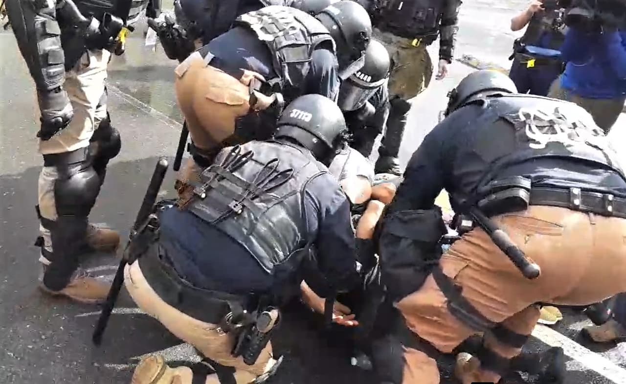 Encontronazos entre la policía y manifestantes contra la Junta y LUMA Energy en la Milla de Oro