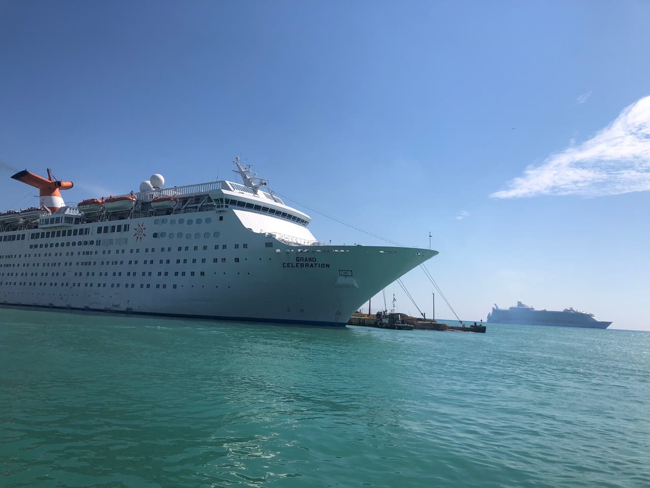 Los cruceros que suelen venir a estas islas cargados con miles de turistas, ahora llegan con ayuda. El crucero 
<i>Symphony of the Seas </i>(al fondo) llegó con miles de raciones de alimentos mientras que el Grand Celebration (en primer plano) además ofrece evacuación gratuita a los bahamenses que perdieron todo. 
<br>