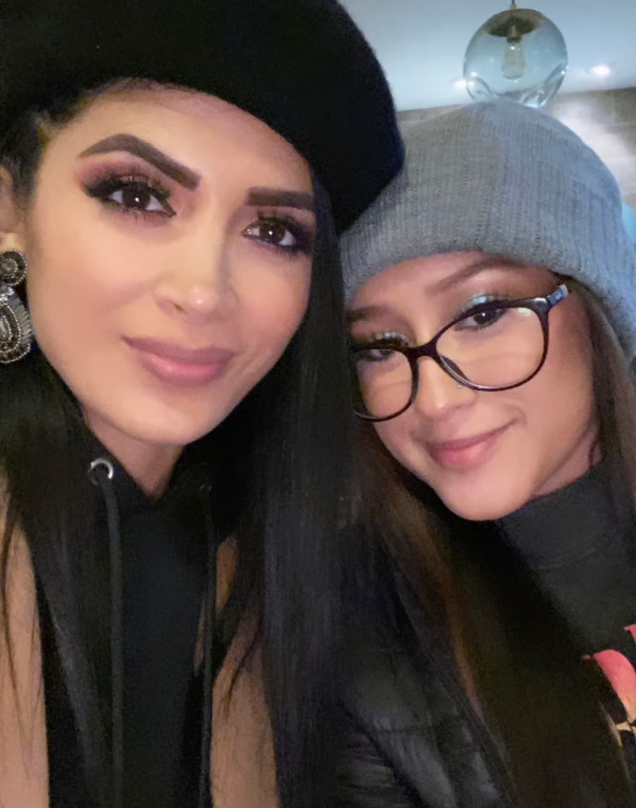 Kimberly Flores con su sobrina, Yuribi Gómez