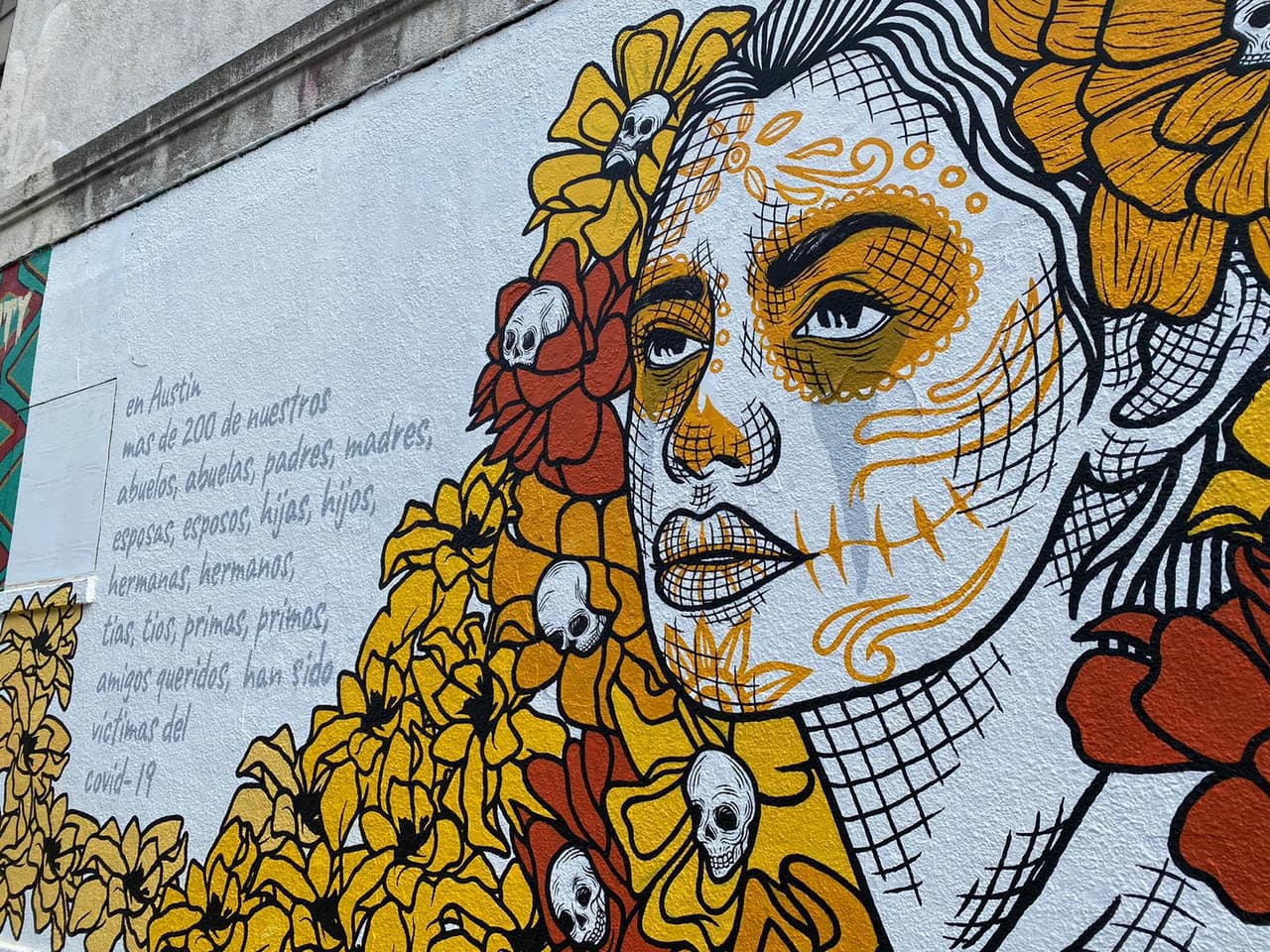 La artista, Christin Apodaca de El Paso, indicó que creó el mural para crear conciencia sobre la cantidad de latinos que han muerto por complicaciones con el virus.