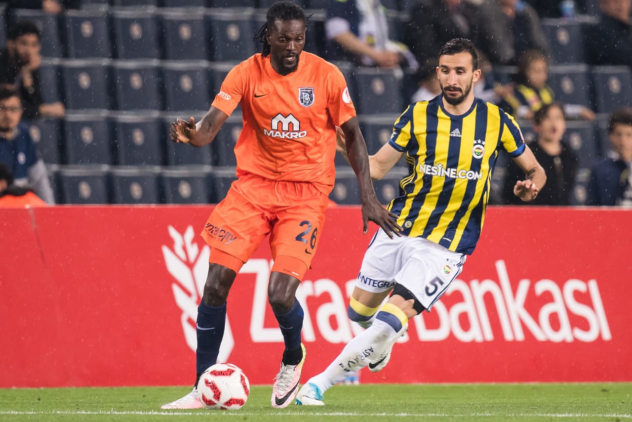 Emmanuel Adebayor aceptó jugar en Olimpia de Paraguay