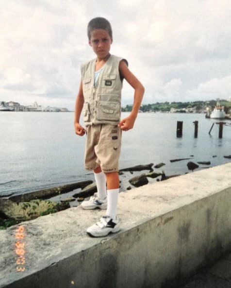 Posando en el malecón. Nuestro William alguna vez le dijo a su mamá que quería ser modelo.