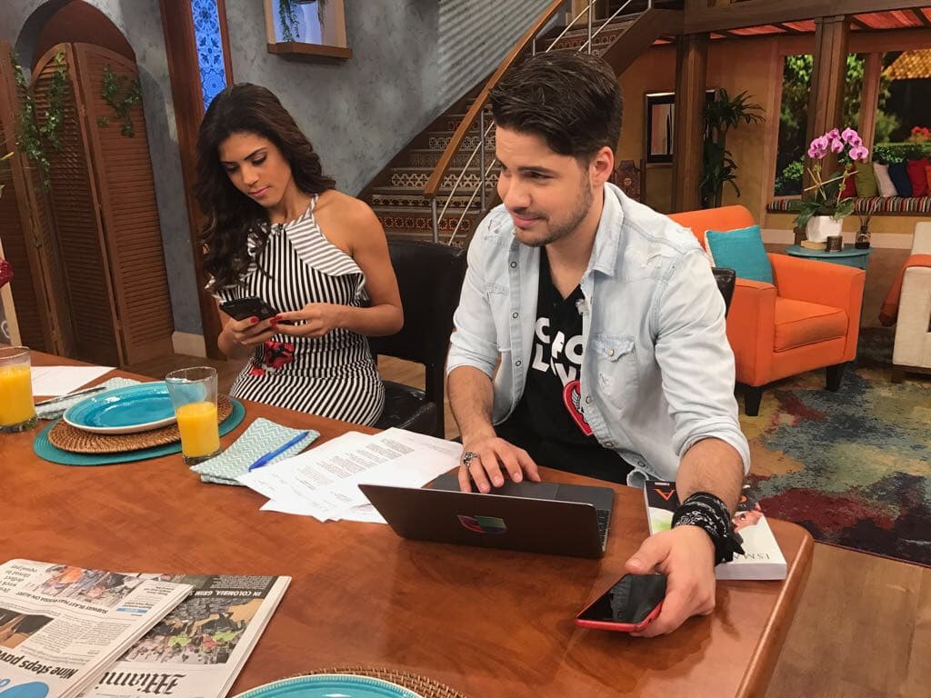 Francisca y William siempre muy atentos a lo que pasa en las redes sociales.