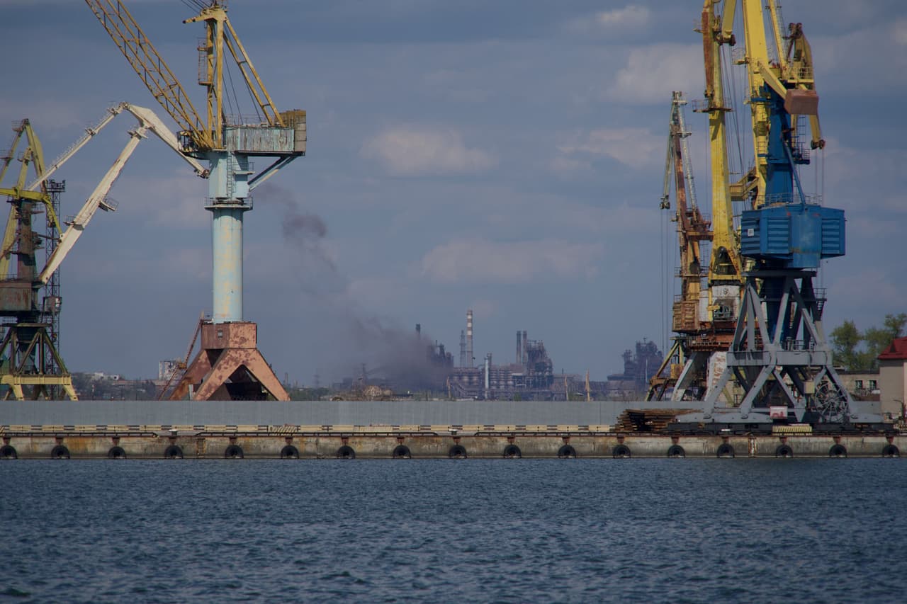 En esta imagen se observa humo saliendo de la metalúrgica Azovstal en la ciudad portuaria de Mariupol. Las salidas del lugar en el que se refugían cerca de mil civiles fueron taponeadas.