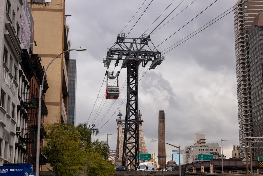 Además de su eficiencia, las vistas que ofrece del horizonte de Manhattan y el East River lo han convertido en un símbolo tanto funcional como turístico de Nueva York.