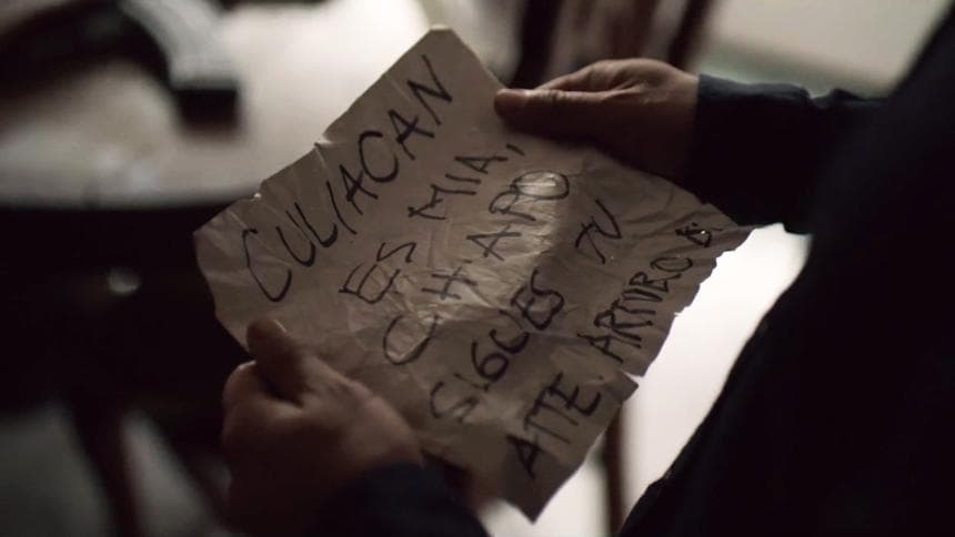 Arturo Bernal se adjudicó el despiadado ataque y advirtió a ‘El Chapo’ que pronto terminaría con su vida. La siguiente embestida no se hizo esperar, ‘Los EMES’ atacaron otra casa de seguridad y dejaron apilados los cadáveres de los sicarios, cubiertos con una narcomanta con una nueva advertencia.