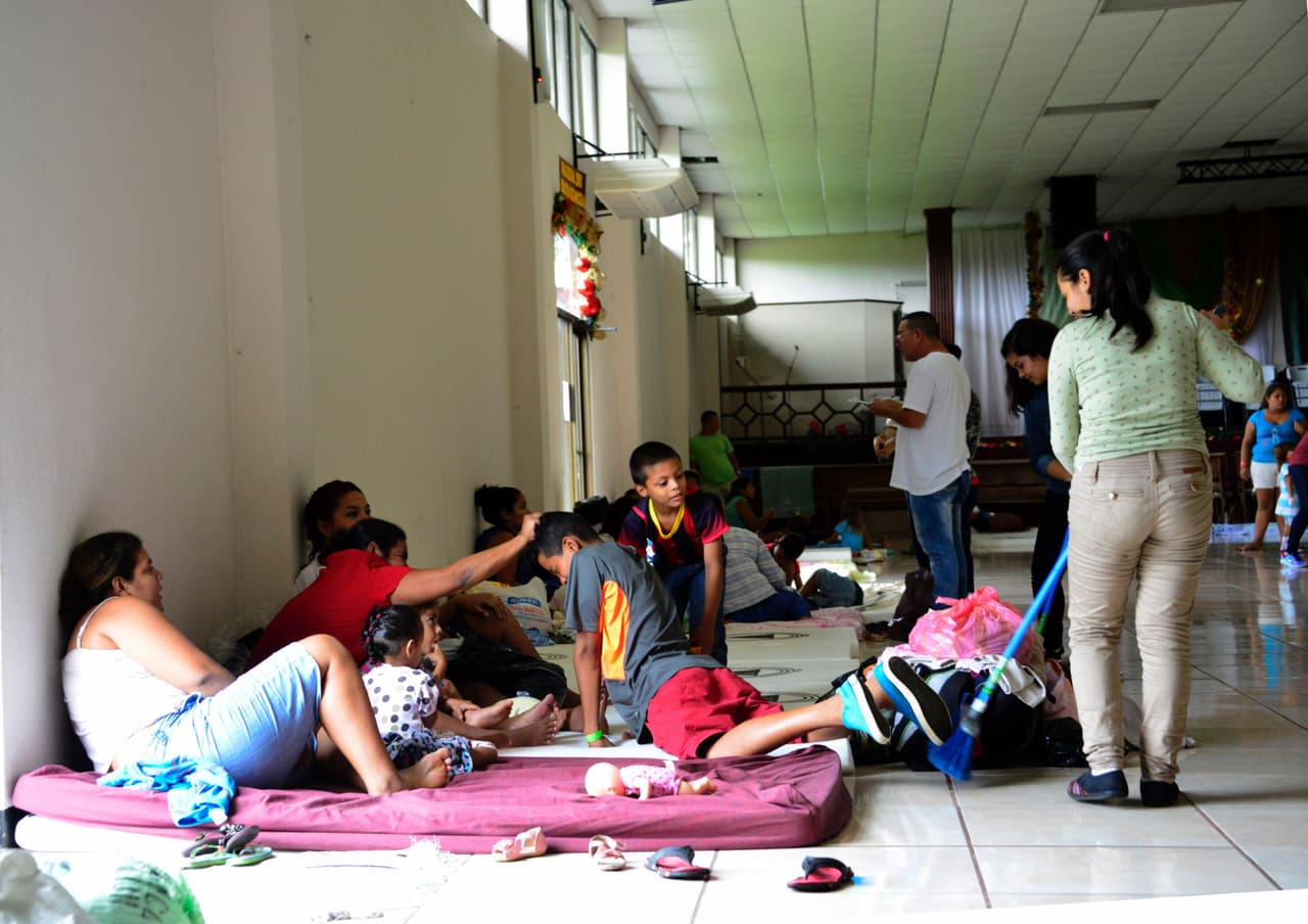 En Guapiles, Costa Rica, varias familias se refugian ante el inminente paso del huracán.