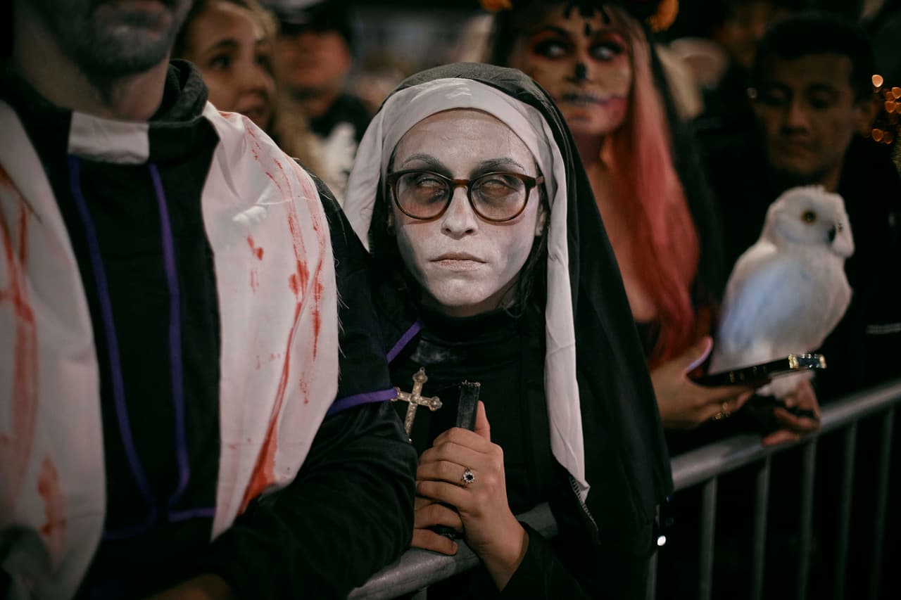 Con llamativos disfraces, música y mucha diversión desfilaron cientos de personas por la Sexta Avenida.
<br>