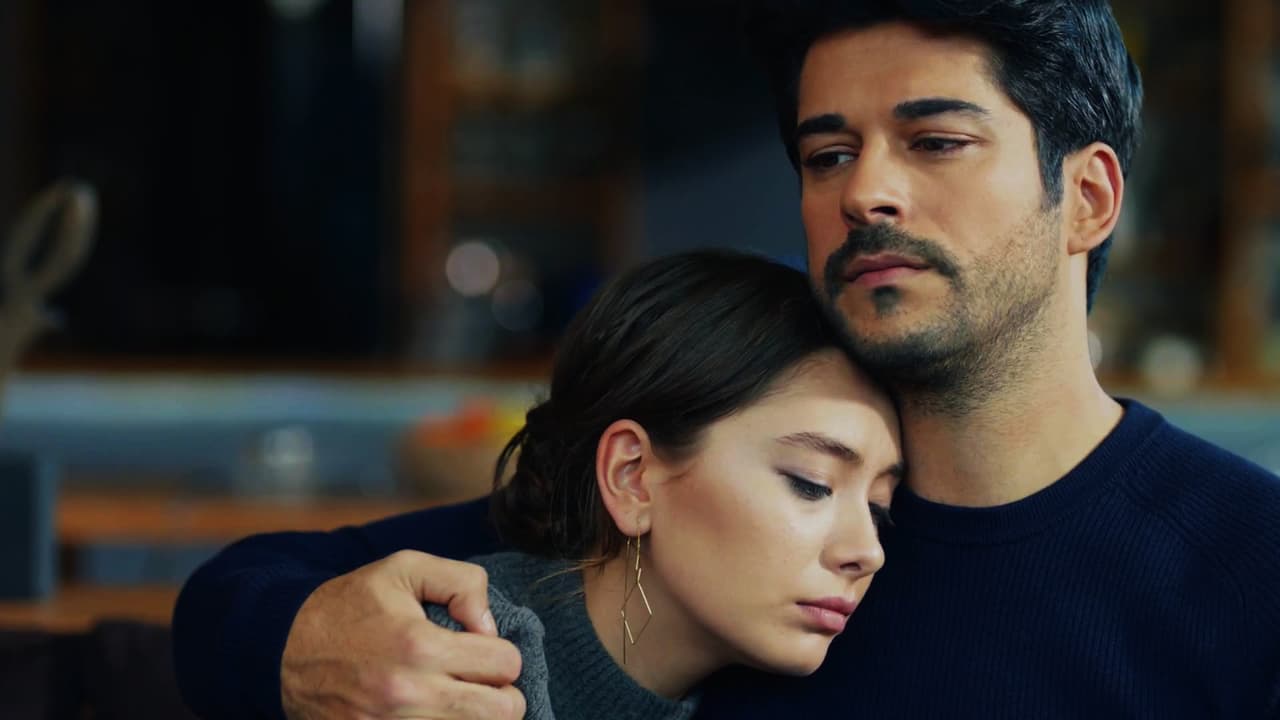 Al enterarse de que Nihan tuvo que casarse con Emir para salvar a su hermano, él le prometió no darle la espalda y protegerla.