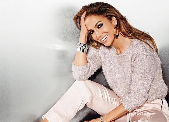 Por presentación privada llega a cobrar hasta $2.5 millones de dólares y se dice que para sus shows en Las Vegas, previstos para 2016 cobrará por noche $350 mil dólares.