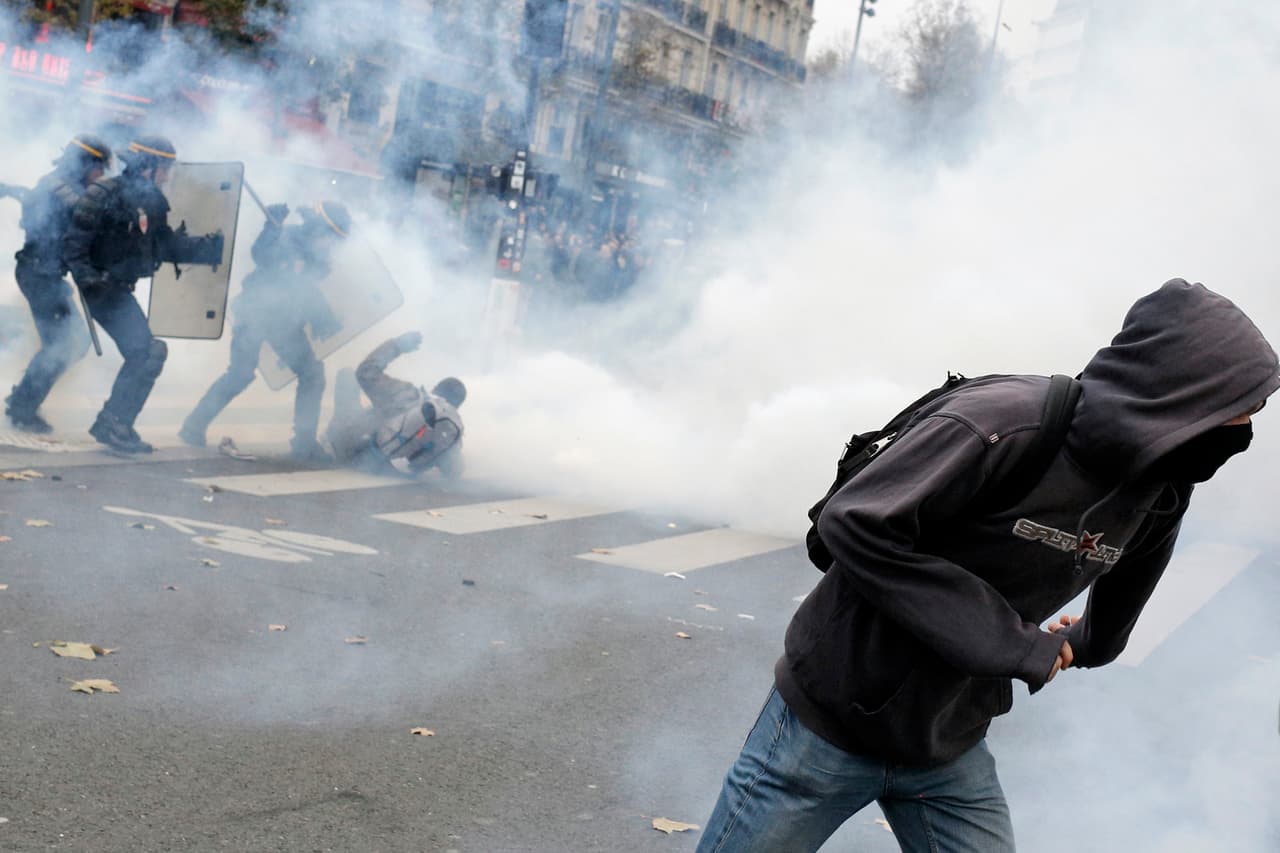 Enfrentamientos entre manifestantes y policía en París en la víspera de la COP21