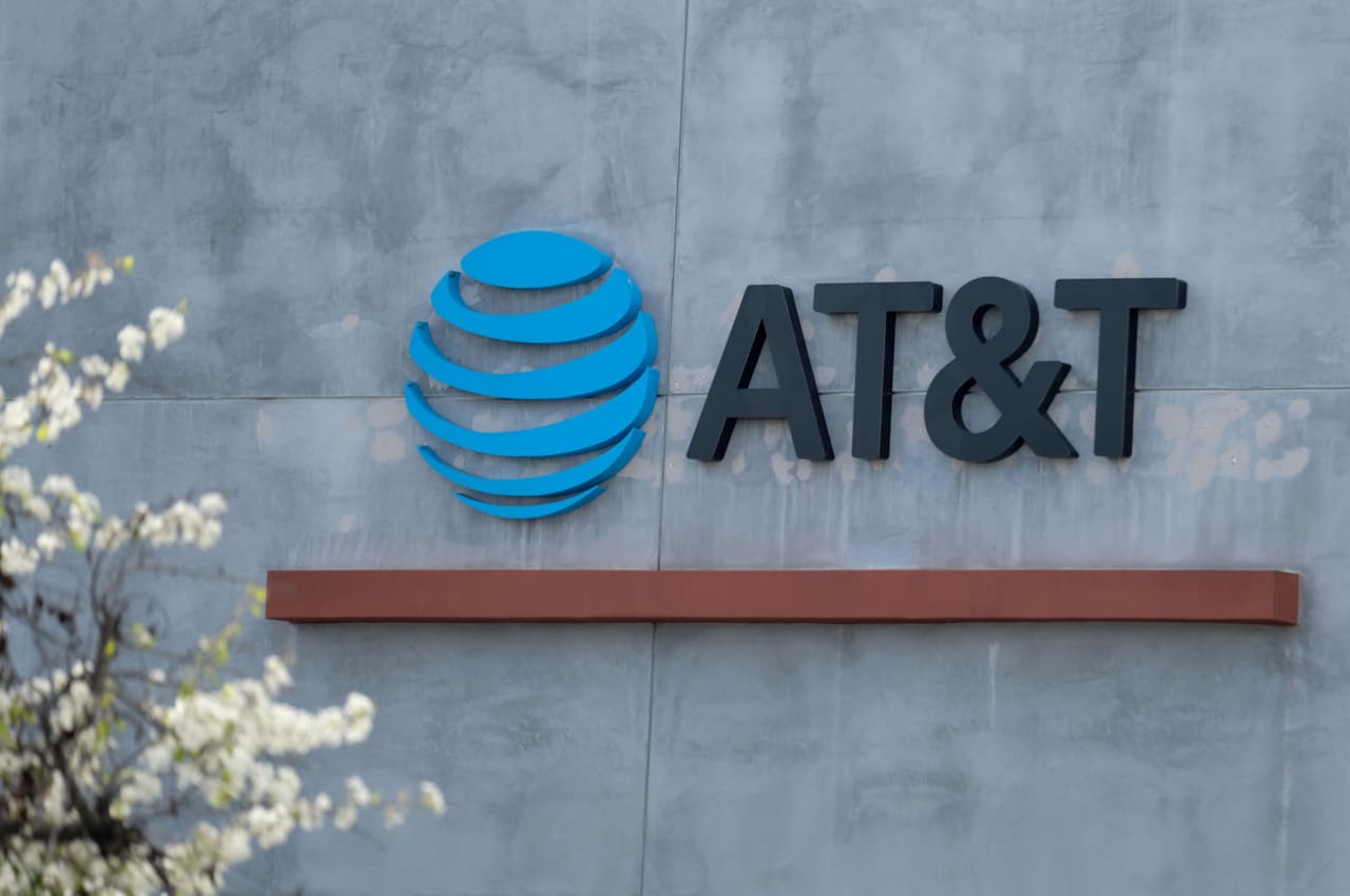 <b>Puesto 21. AT&T</b>
<br>
<br>Valor de la marca en 2021: 51,400 millones de dólares.
<br>
<br>Cambio en el valor de la marca de 2020 a 2021: -13.1% (-7,700 millones de dólares).
<br>
<br>Sector: telecomunicaciones.
<br>
<br>País: Estados Unidos.
<br>
<br>La que fuera la décima marca más valiosa del mundo en 2012 está fuera de las 20 principales en 2021. La compañía tiene una enorme carga de deuda y sus suscriptores de servicio de televisión por cable han ido disminuyendo. 
<br>
<br>De las 50 marcas más valiosas, 13 pertenecen al sector tecnológico, líder en 2021. Los teléfonos y las computadoras ya eran una parte cada vez más importante de la vida diaria en 2020, pero muchas marcas de tecnología recibieron un impulso durante la pandemia de covid-19.
<br>