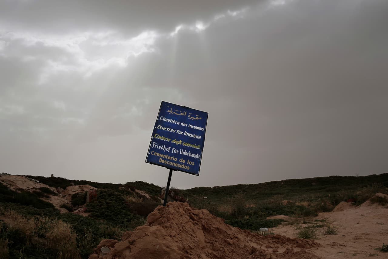El "Cementerio de los desconocidos", donde los migrantes que fueron encontrados muertos en las costas cercanas están enterrados en la ciudad portuaria de Zarzis, en el sur de Túnez. Los cadáveres son recuperados por el pescador retirado Chamsedding Marzouk, quien se ha dedicado a proveerle un entierro digno a los migrantes a pesar de que mueren sin ser identificados. Foto del 15 de abril de 2018. (Foto AP / Nariman El-Mofty)